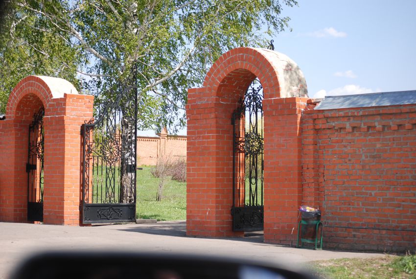 Троицкий мужской монастырь, Большое Чуфарово (Ромодановский район, Республика Мордовия). дополнительная информация, ворота монастыря