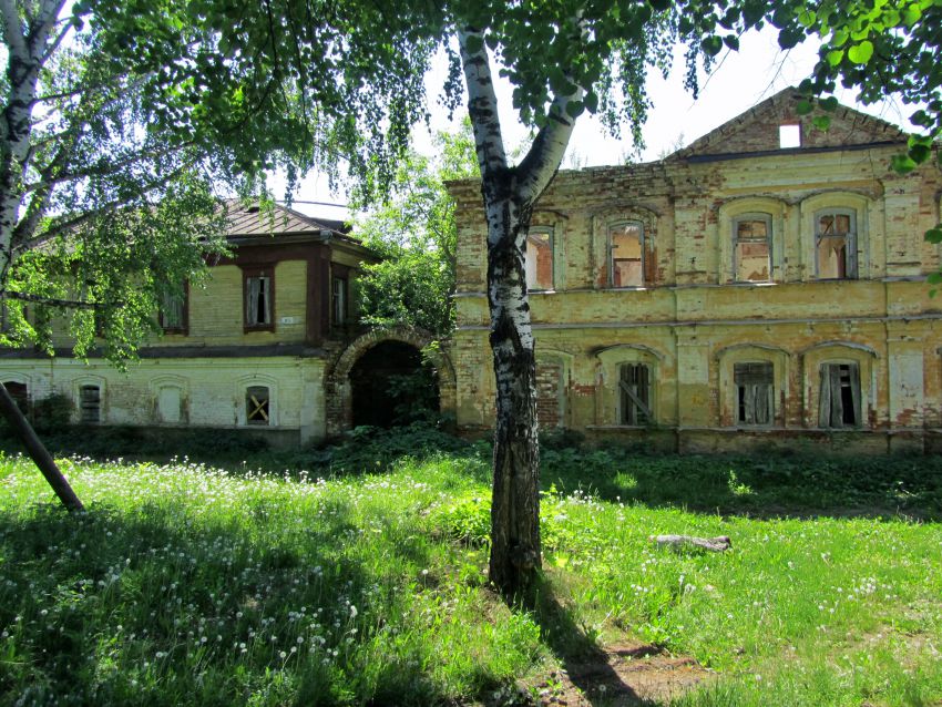 Пайгарма. Пайгармский Параскево-Вознесенский женский монастырь. фасады, бывшие Приютский и 1-й Гостиный корпуса, вид с севера