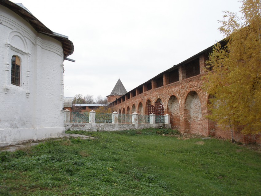 Кремль, Зарайск (Зарайский городской округ, Московская область). дополнительная информация, Вид с юга: слева - апсида Никольского собора, справа - восточная стена Кремля с Троицкими воротами, на дальнем плане - Казенная башня.