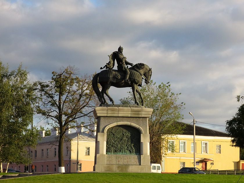 Коломна. Кремль. дополнительная информация, Памятник св. блгв. вел. кн. Дмитрию Донскому у стены Кремля. Установлен в 2007 г.