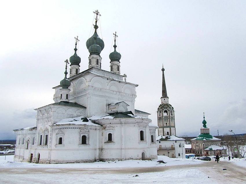Соликамск. Ансамбль центральной площади. фасады, Слева направо: Троицкий собор, соборная колокольня, Воздвиженский собор. Вид с юго-востока.