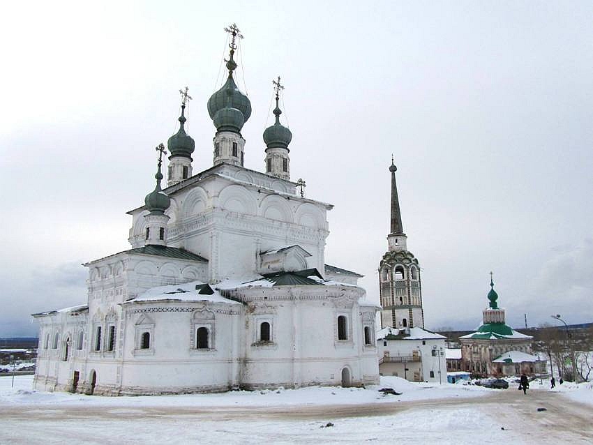 Ансамбль центральной площади, Соликамск (Соликамский район и г. Соликамск, Пермский край). фасады, Слева направо: Троицкий собор, соборная колокольня, Воздвиженский собор. Вид с юго-востока.