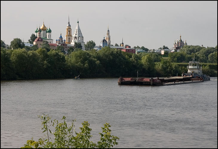 Кремль, Коломна (Коломенский городской округ, Московская область). общий вид в ландшафте, Вид на Успенский собор, Соборную площадь, Брусенский и Троицкий монастыри со стороны Бобренево