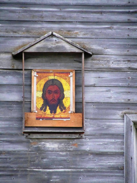 Церковь Вознесения Господня, Пияла (Онежский район, Архангельская область). дополнительная информация, этот киот на восточном фасаде церкви, еще один - на восточной стене колокольни