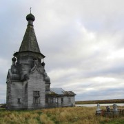 Церковь Вознесения Господня, Вид с юго-востока, справа - надгробья священника с семьей<br>, Пияла, Онежский район, Архангельская область
