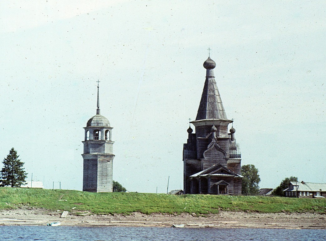 Церковь Вознесения Господня, Пияла (Онежский район, Архангельская область). архивная фотография, Вид с реки, сканированный слайд