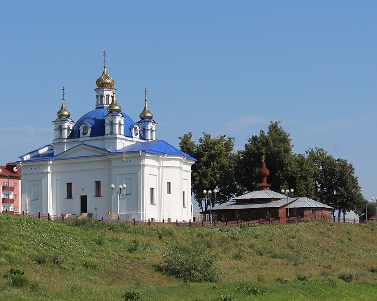 Орша. Церковь Рождества Пресвятой Богородицы (воссозданная). фасады, Вид с юго-востока, с берега Оршицы. На заднем плане собор Михаила Архангела