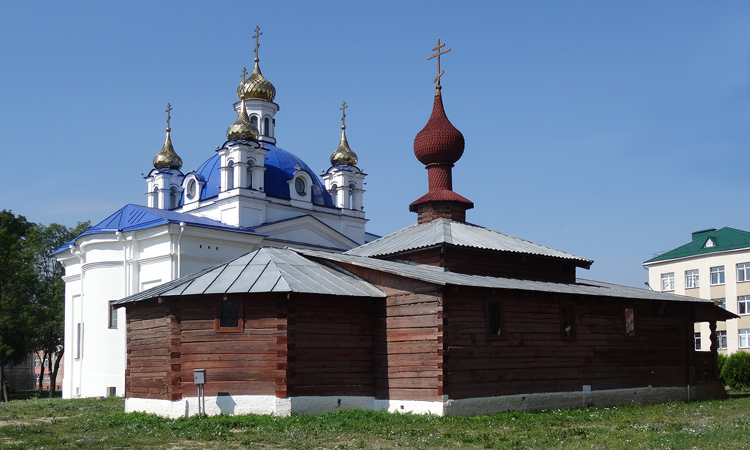 Орша. Кафедральный собор Михаила Архангела. фасады, Вид с северо-востока. На заднем плане церковь Рождества Богородицы