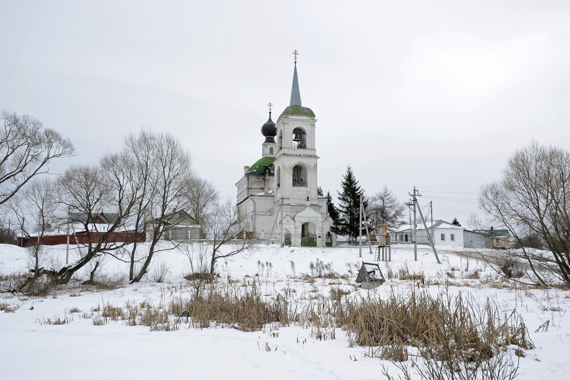 Шубино. Церковь Успения Пресвятой Богородицы. общий вид в ландшафте, Вид на церковь со стороны озера