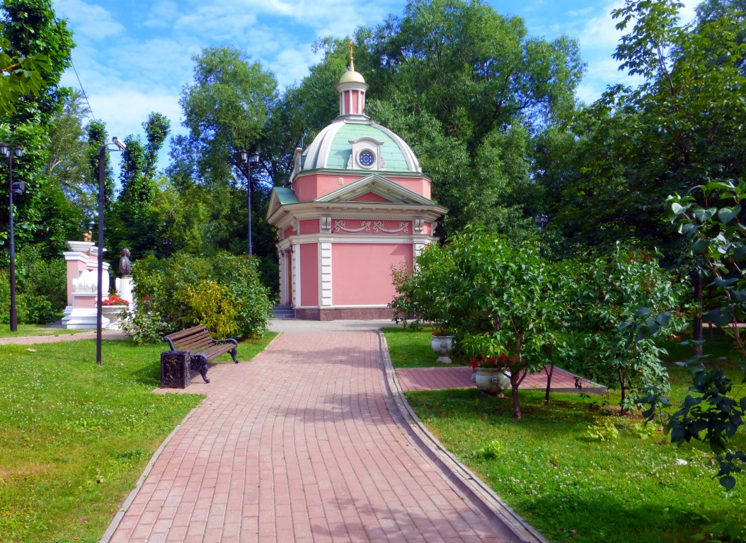 Часовня Александра Невского и Иоанна Воина в Екатерининском парке, Мещанский (Центральный административный округ (ЦАО), г. Москва). общий вид в ландшафте