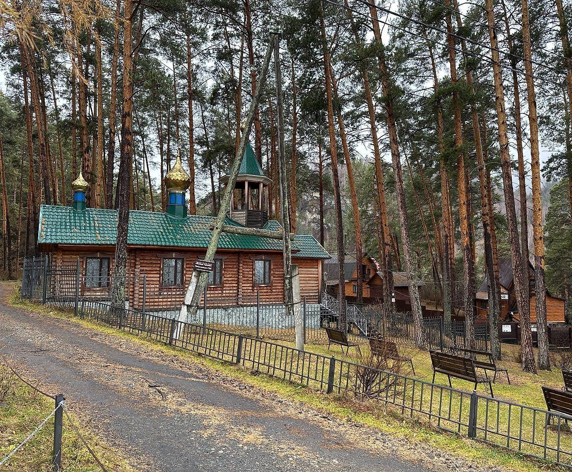 общий вид в ландшафте. Церковь Макария Алтайского (Невского), Чемал (Чемальский район, Республика Алтай)