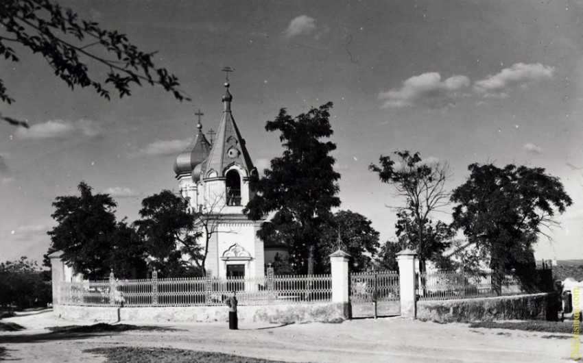 Кишинёв. Феодоро-Тироновский монастырь. Собор Феодора Тирона. архивная фотография, Фото с сайта http://oldchisinau.com/zdaniya-i-pamyatniki/zdaniya-i-ulicy-starye-fotografii/?nggpage=11