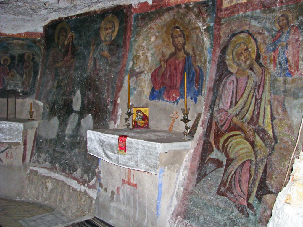 Церковь Илии Пророка, Иудейская пустыня, Вади Кельт (Нахаль Прат) (Палестина, Прочие страны). интерьер и убранство, Пещерный храм Ильи пророка, древние фрески.