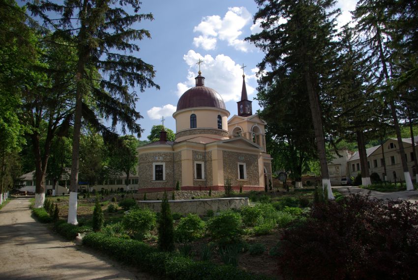Вознесенский Гыржавский мужской монастырь, Гыржавка (Каларашский район, Молдова). общий вид в ландшафте