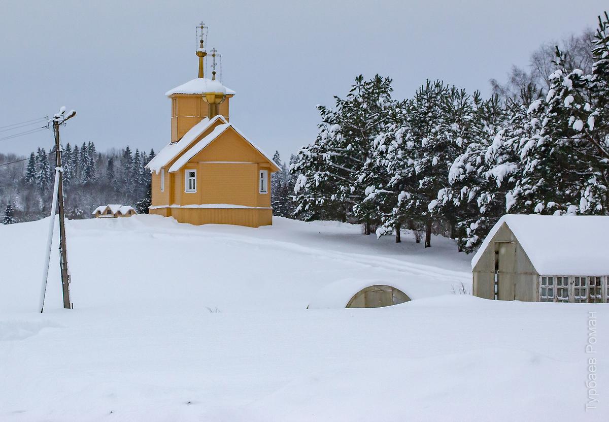 Вид с северо-востока, общий вид в ландшафте. Церковь Спаса Всемилостивого, Быково (Валдайский район, Новгородская область)