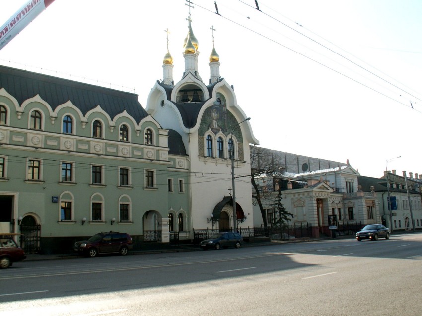 Церковь Собора Дивеевских святых при подворье Троицкого Серафимо Дивеевского монастыря, Мещанский (Центральный административный округ (ЦАО), г. Москва). общий вид в ландшафте, слева само здание подворья