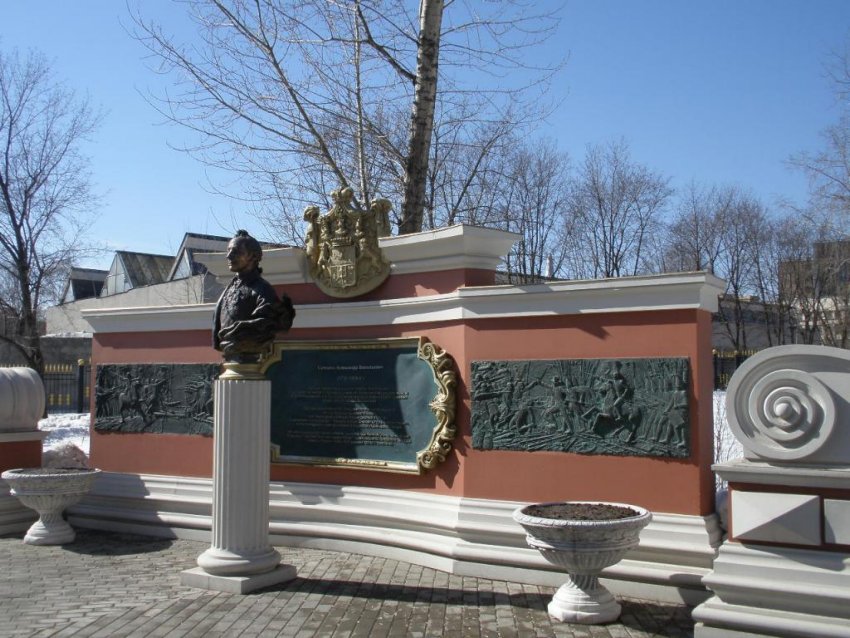 Часовня Александра Невского и Иоанна Воина в Екатерининском парке, Мещанский (Центральный административный округ (ЦАО), г. Москва). дополнительная информация, Мемориальная доска и бюст святого Александра Суворова у входа в часовню
