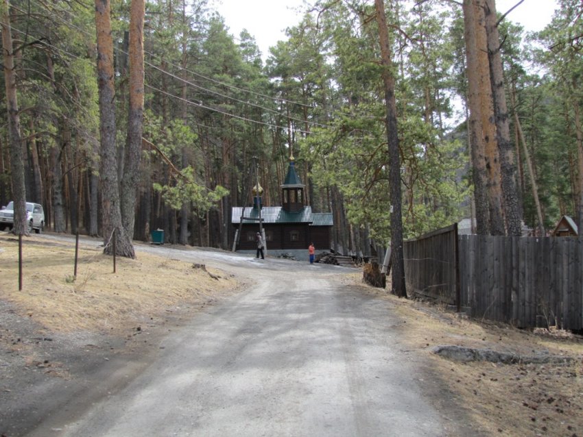 Церковь Макария Алтайского (Невского), Чемал (Чемальский район, Республика Алтай). общий вид в ландшафте, Общий вид с юга, с дороги, ведущей к скиту