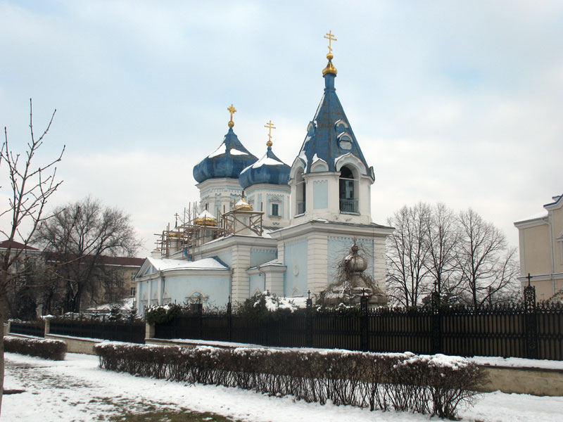 Кишинёв. Феодоро-Тироновский монастырь. Собор Феодора Тирона. общий вид в ландшафте
