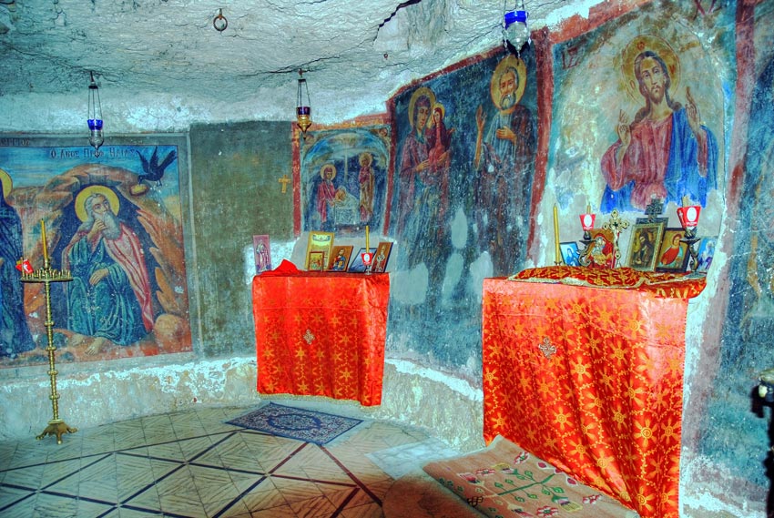 Церковь Илии Пророка, Иудейская пустыня, Вади Кельт (Нахаль Прат) (Палестина, Прочие страны). интерьер и убранство, Северо-восточная сторона в интерьере церкви. С востока - алтарь с иконой Христа Вседержителя.