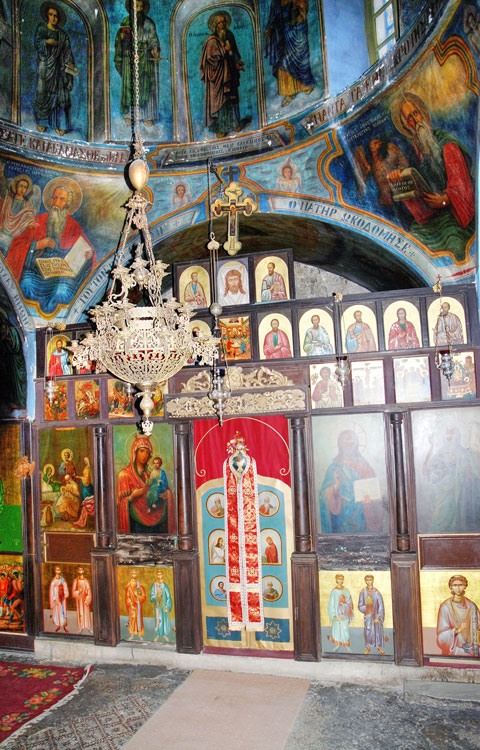 Церковь Георгия и Иоанна Хозевитов (Стефана Первомученика), Иудейская пустыня, Вади Кельт (Нахаль Прат) (Палестина, Прочие страны). интерьер и убранство, Восточная сторона церкви в интерьере основного объема. Перед иконостасом видны напольные мозаики, относящиеся к VI веку.