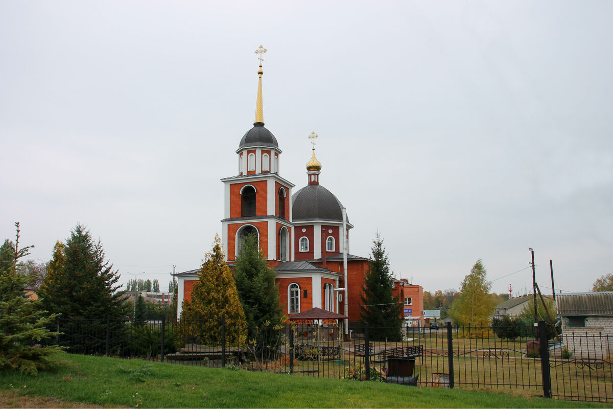 Церковь Новомучеников и исповедников Церкви Русской, Верхняя Хава (Верхнехавский район, Воронежская область). общий вид в ландшафте, Вид из сквера Памяти