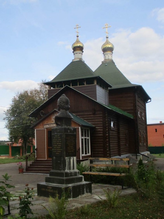 Церковь Илии Пророка, Денежниково (Раменский район и гг. Бронницы, Жуковский, Московская область). фасады, В 2016 г. у храма установлен памятник А.В. Суворову, бывавшему в усадьбе Денежниково
