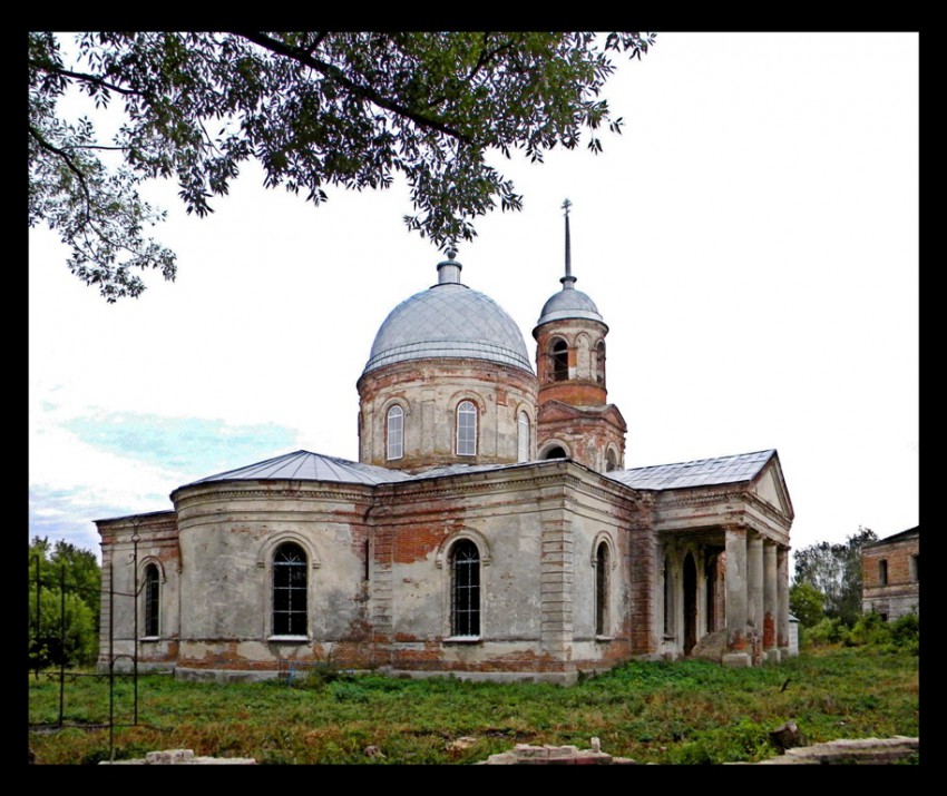 Павловка. Церковь Троицы Живоначальной. общий вид в ландшафте