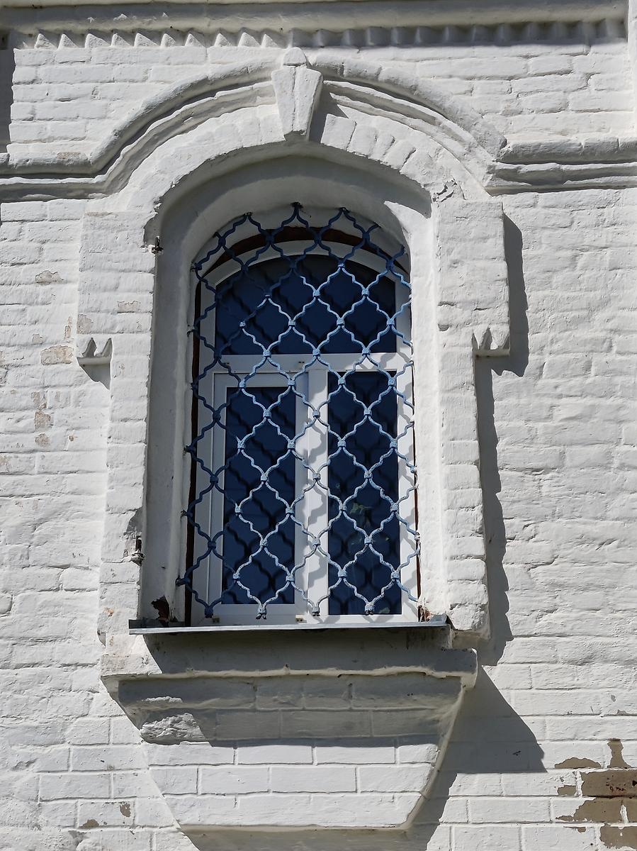 Наличник на нижнем ярусе южного фасада основного объёма., архитектурные детали. Церковь Николая Чудотворца, Мыт (Верхнеландеховский район, Ивановская область)