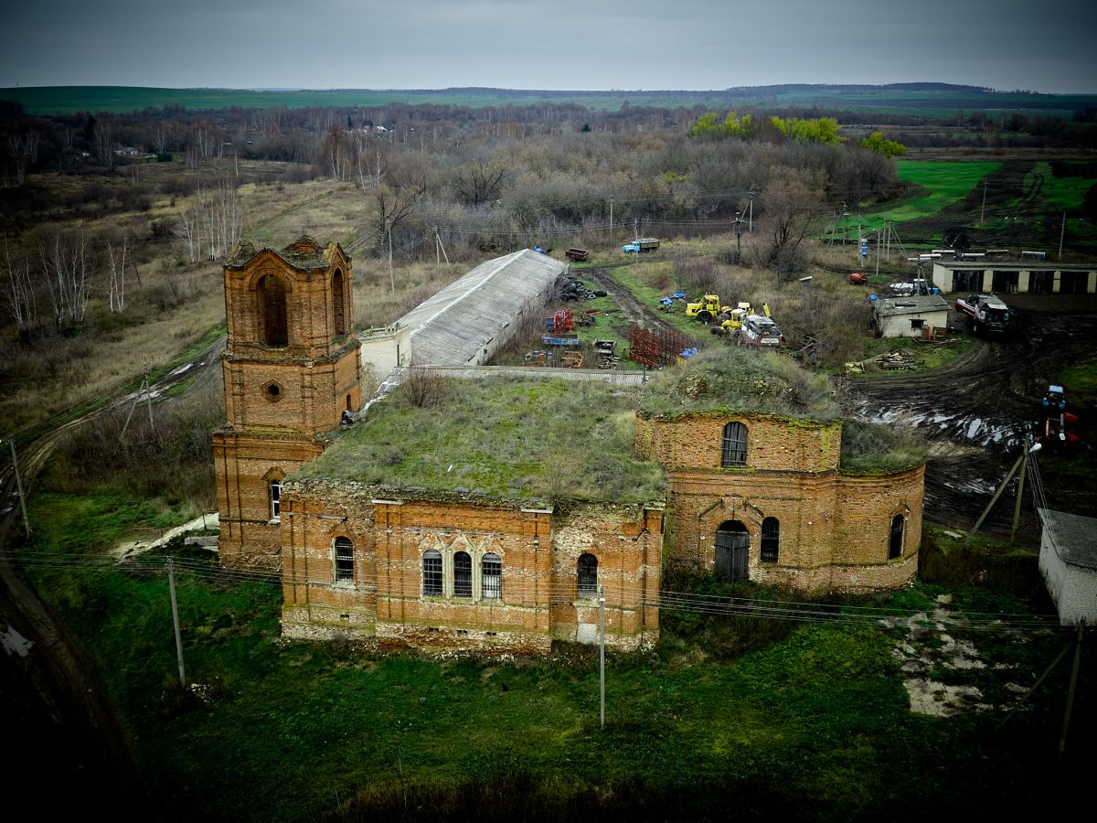 Новые Кельцы. Церковь Георгия Победоносца. общий вид в ландшафте