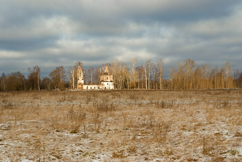Церковь Параскевы Пятницы, Пятницкий Погост (Пошехонский район, Ярославская область). общий вид в ландшафте, Вид на церковь от пос. Холм-Пятницкий