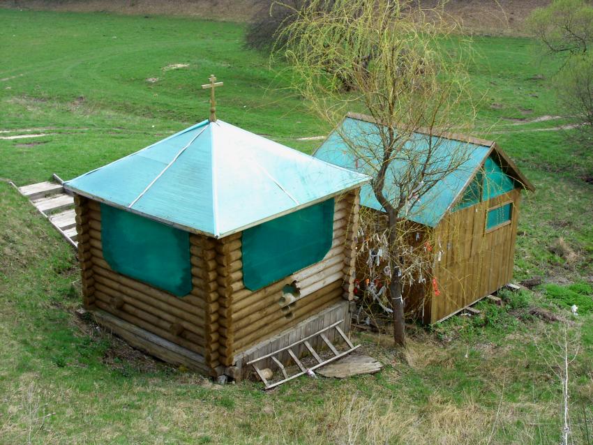 Часовня Троицы Живоначальной, Столбище (Дмитровский район, Орловская область). общий вид в ландшафте, Купель и колодец под склоном горы