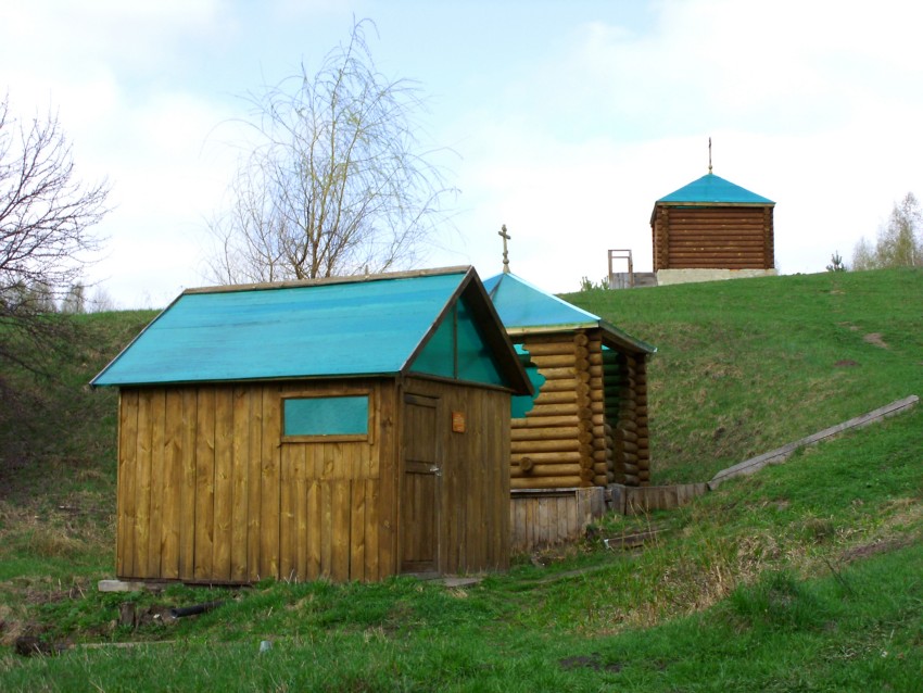 Часовня Троицы Живоначальной, Столбище (Дмитровский район, Орловская область). общий вид в ландшафте, Ансамбль: часовня (сверху), колодец и купель (внизу)