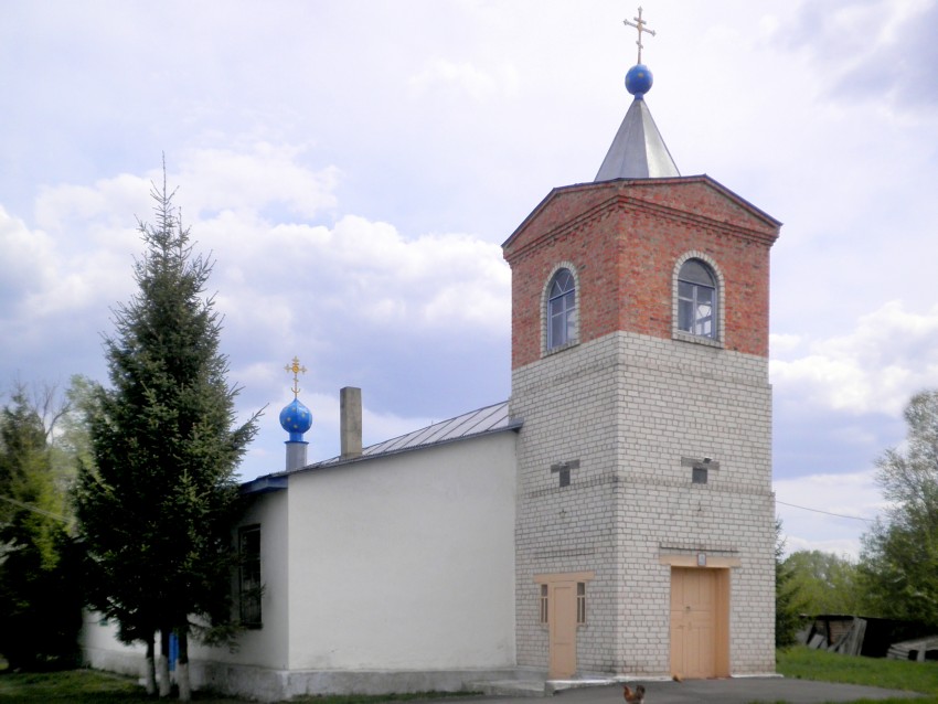Локоть. Церковь Михаила Архангела. общий вид в ландшафте