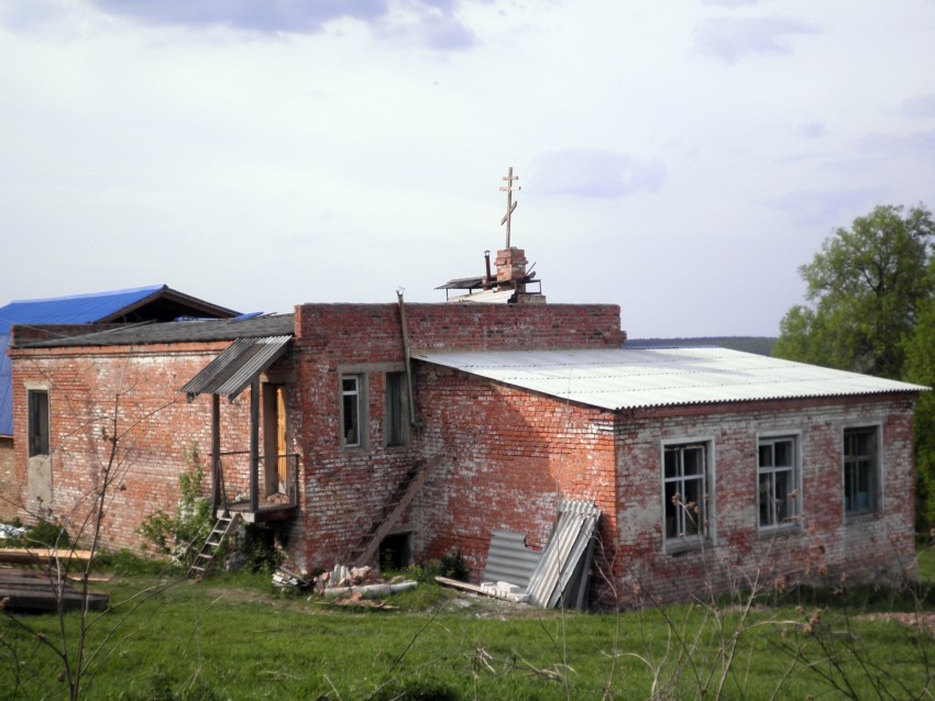 Церковь Успения Пресвятой Богородицы, Волобуево (Рыльский район, Курская область). общий вид в ландшафте, Идет реставрация. 2 января 2009 года здесь был зверски убит 50-летний иеромонах Свято-Никольского монастыря отец Ефрем (в миру – Игорь Гоценко).