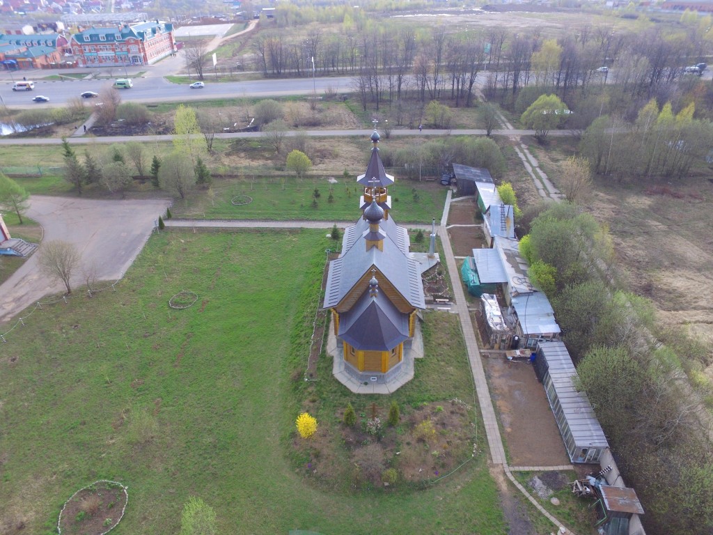 Церковь Пантелеимона Целителя при ЦРБ, Сергиев Посад (Сергиево-Посадский городской округ, Московская область). общий вид в ландшафте, Вид с востока, фото с квадрокоптера