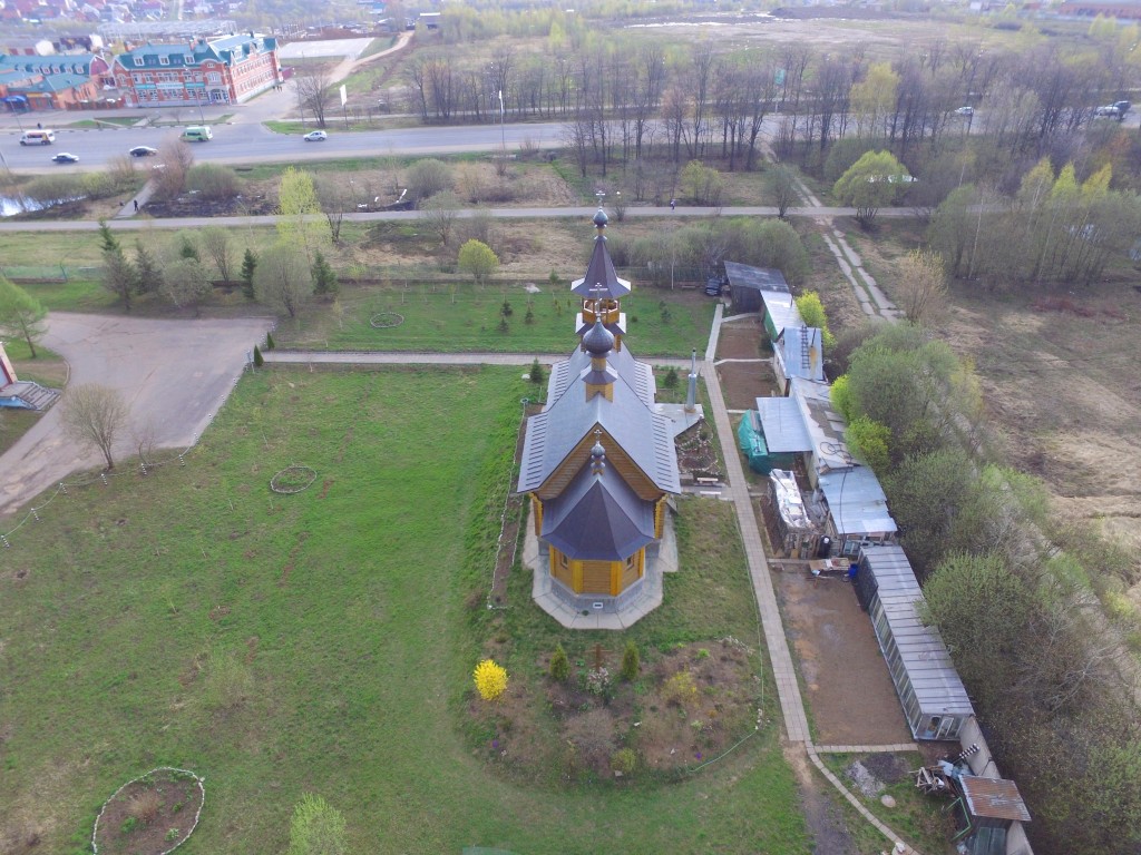 Сергиев Посад. Церковь Пантелеимона Целителя при ЦРБ. общий вид в ландшафте, Вид с востока, фото с квадрокоптера