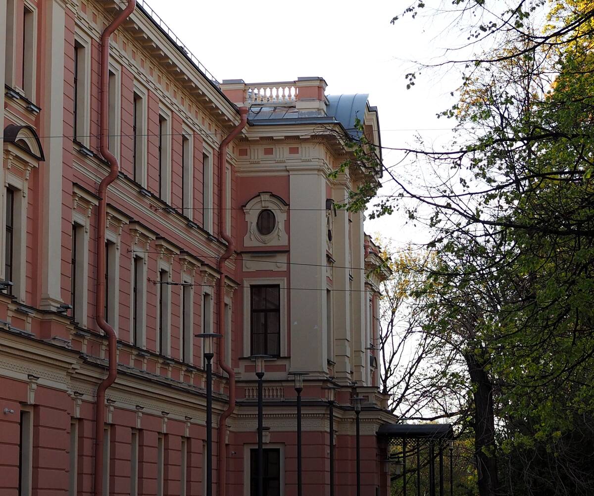 Домовая церковь Фирса и Саввы Псковского при бывшей богадельне купцов Садовникова и Герасимова, Петроградский район (Санкт-Петербург, г. Санкт-Петербург). фасады