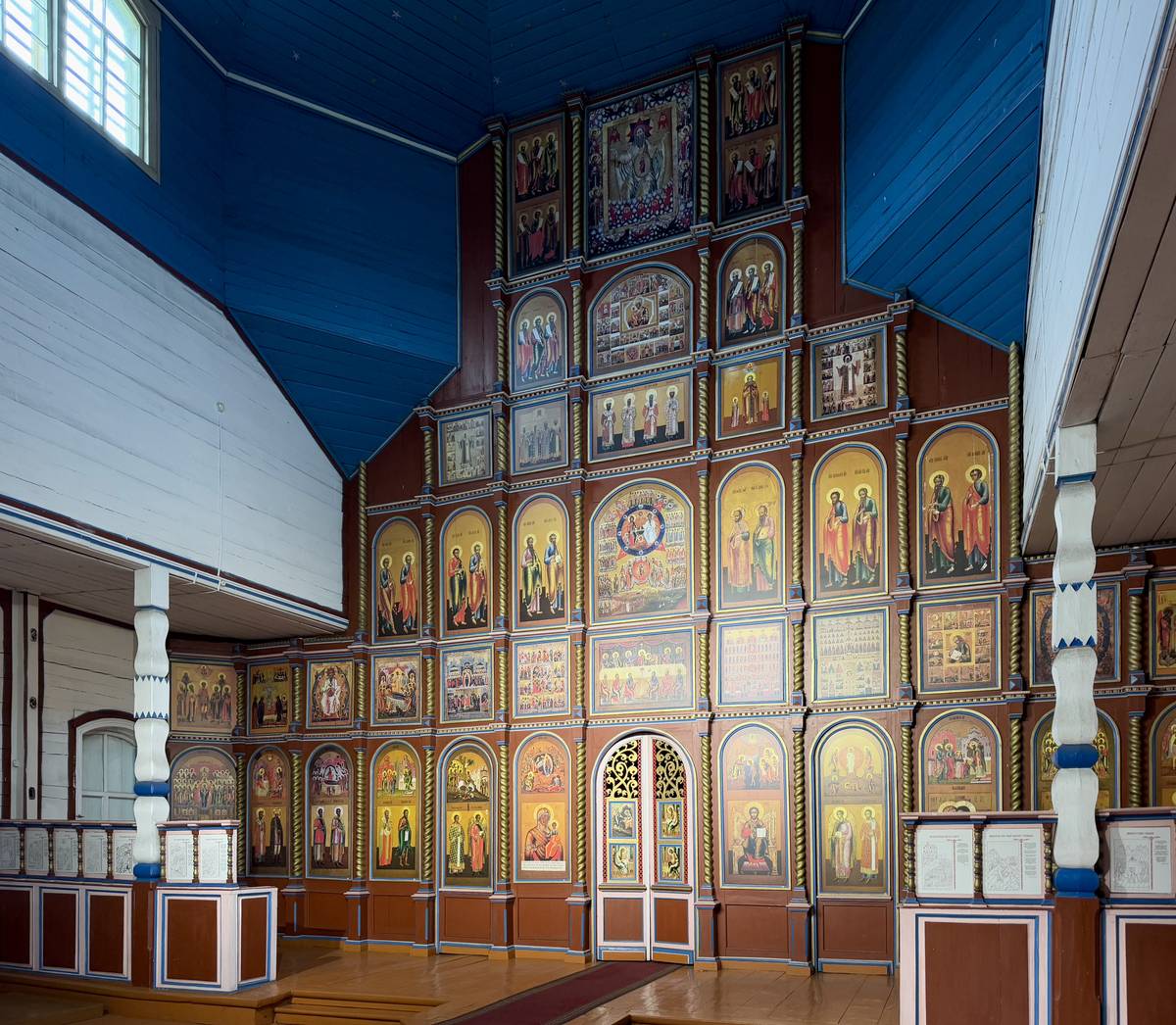 Иконостас, интерьер и убранство. Этнографический музей народов Забайкалья. Церковь Николая Чудотворца из села Никольск, Верхняя Берёзовка (Улан-Удэ, город, Республика Бурятия)