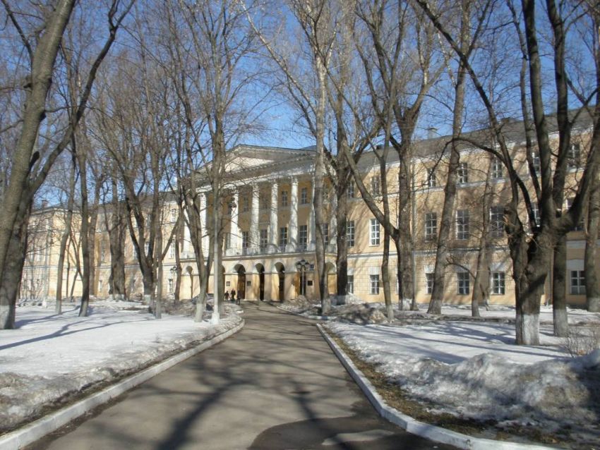 Домовая церковь Александра Невского при бывшем Александровском институте, Тверской (Центральный административный округ (ЦАО), г. Москва). общий вид в ландшафте, Вид от ворот на 2-й корпус больницы, где раньше располагался Александро-Невский храм