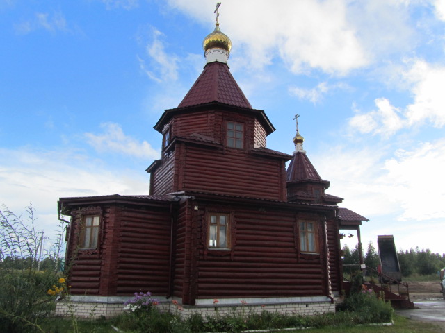 Бодуны. Церковь Константина и Елены. общий вид в ландшафте
