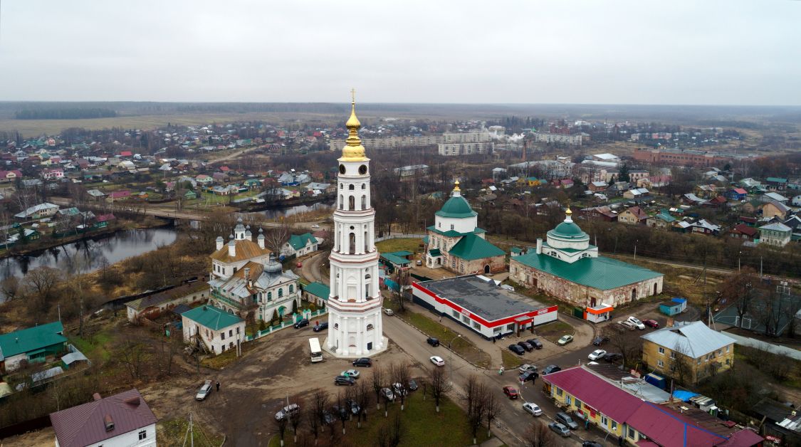 Храмовый комплекс. Церкви Рождества Христова, Троицы Живоначальной и Казанской иконы Божией Матери, Лежнево (Лежневский район, Ивановская область). общий вид в ландшафте