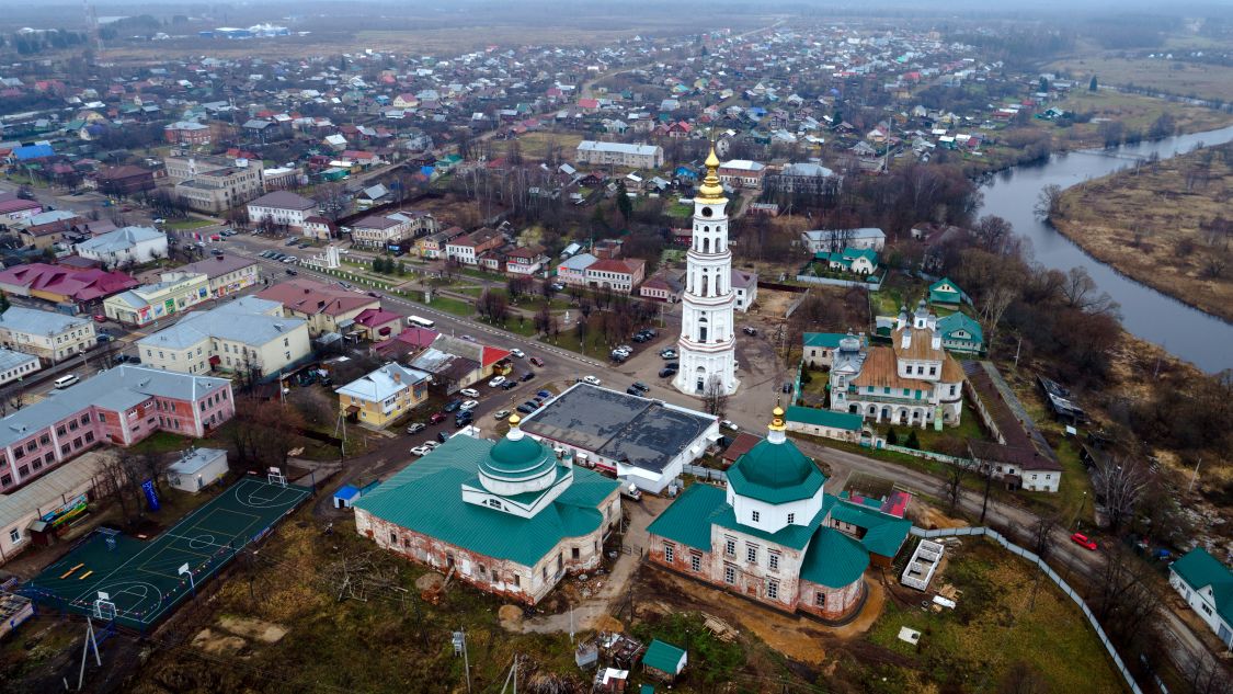 Храмовый комплекс. Церкви Рождества Христова, Троицы Живоначальной и Казанской иконы Божией Матери, Лежнево (Лежневский район, Ивановская область). общий вид в ландшафте