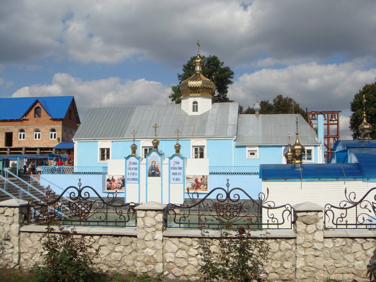 Николаевский Городокский женский монастырь. Скит Святой Праведной Анны. Церковь Праведной Анны, Онишковцы (Дубенский район, Украина, Ровненская область). общий вид в ландшафте, Вид на храм и купель с юга