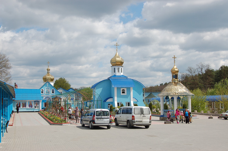 Онишковцы. Николаевский Городокский женский монастырь. Скит Святой Праведной Анны. общий вид в ландшафте