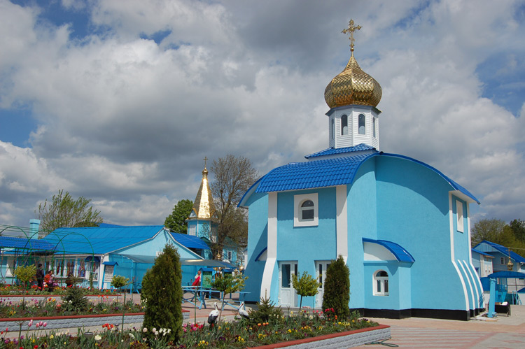 Онишковцы. Николаевский Городокский женский монастырь. Скит Святой Праведной Анны. общий вид в ландшафте