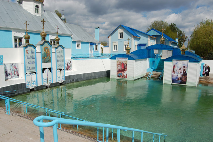 Николаевский Городокский женский монастырь. Скит Святой Праведной Анны, Онишковцы (Дубенский район, Украина, Ровненская область). общий вид в ландшафте