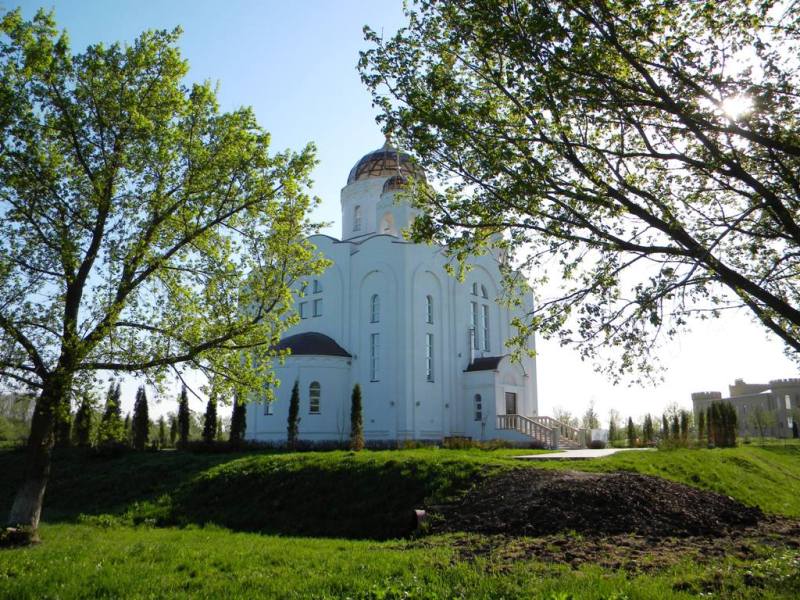 Малобыково. Церковь Сергия Радонежского. общий вид в ландшафте