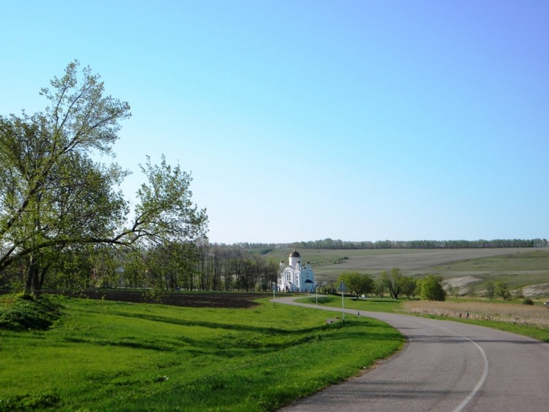 Церковь Сергия Радонежского, Малобыково (Красногвардейский район, Белгородская область). общий вид в ландшафте, Прозрачные купола. Стеклянные.