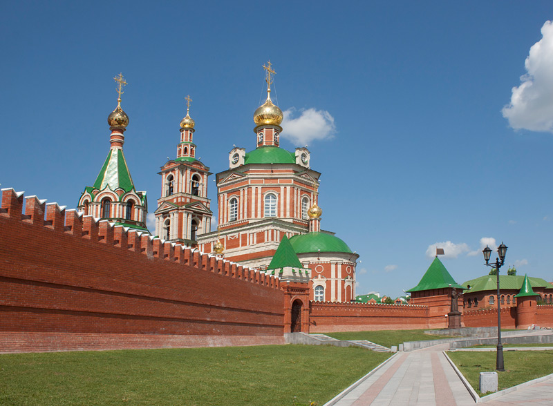 Собор Воскресения Христова (новый), Йошкар-Ола (Йошкар-Ола, город, Республика Марий Эл). дополнительная информация, Вид со стороны Вознесенской наб. Слева видна главка часовни св. Троицы